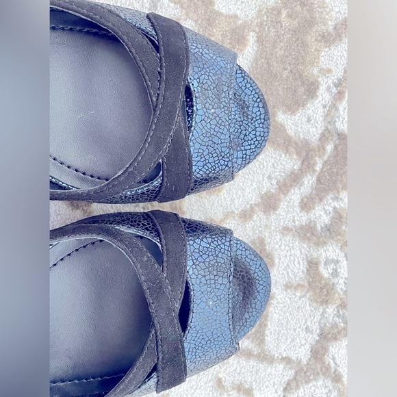 BCBGeneration Crackle Finish Suede Platform Peeptoe Pumps Navy/Black 8M NWOT - Picture 4 of 15